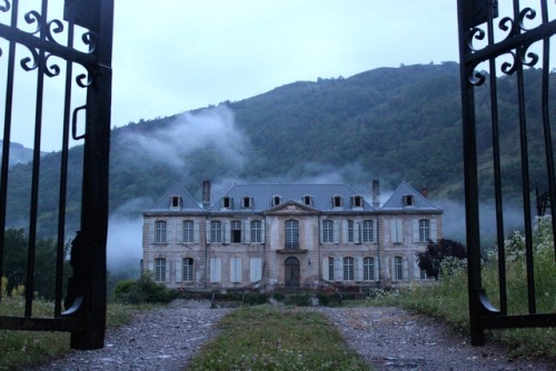 Chateau de Gudanes, FranceMore pictures and read about the family that ended up restoring it herehtt