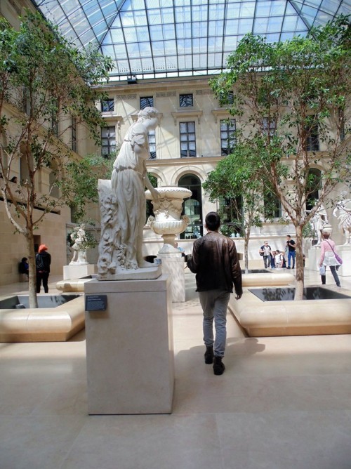 wildestbabe:How to take a break from finals: hop on a bus to Paris and chill at the Louvre. 