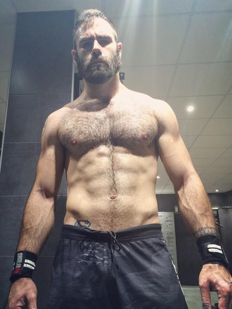 gerg14: DARK-HAIRED DREAMBOAT &amp; HE’S GOT LEGS (AND HE KNOWS HOW TO USE