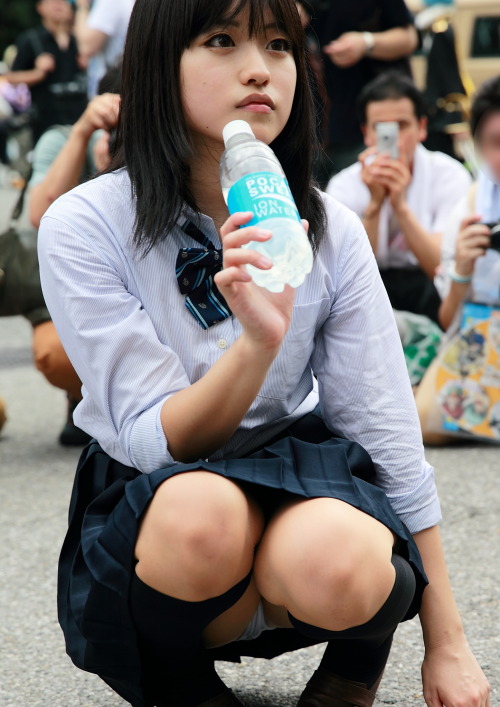 whitebeardacorn: かざり (Kazari)みんくちゃんねる  「ワンフェス2014夏、レイヤーかざりのポカリCM制服コスプレのＭ字パンチラ」全６枚