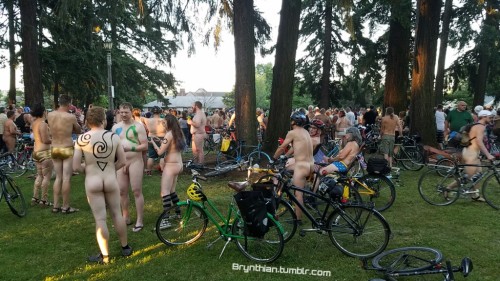 Portland WNBR 2016. Gearing up before the ride