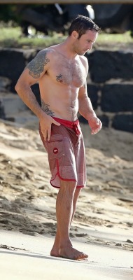 guys-with-bulges:  Alex O’Loughlin beach bulge   bonus beach ass pix. (via Sticky)