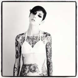  @_ilariapozzi by @gabrielerigon #ilariapozzi #gabrielerigon #inked #inkedgirl #womenwithink #womenwithtattoos #tattoo 