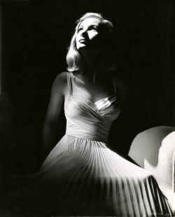 screengoddess:  Veronica Lake 1940, photo by