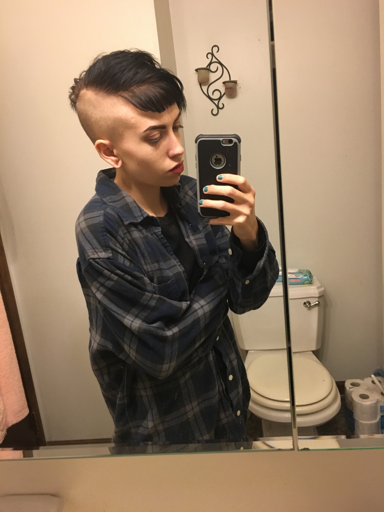 keepyouxvx:  Oh look I’m back in @kaoeclipse’s bathroom taking selfies.