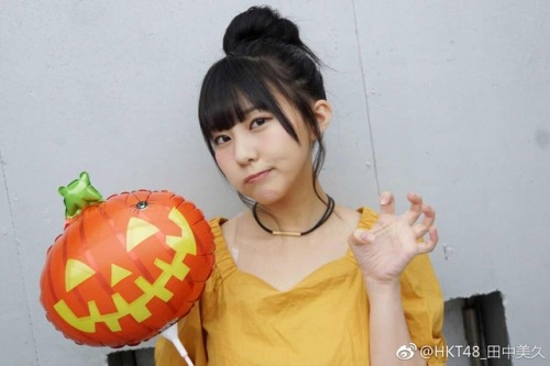 soimort:  田中美久 - Weibo - Sat 14 Oct 2017  49thの握手会終わりました！ The handshake event for the 49th single has ended! 最近は、握手会でサインカードや2ショットなど色んな企画物をやったりするんですが今日はハロウィンバージョンでした