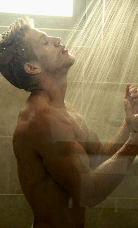 ibrokemyheart:  Looks like Dean Winchester. 