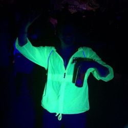 Merci encore #couleur3 pour le #kway ! #partyhard #fluo #uv #me