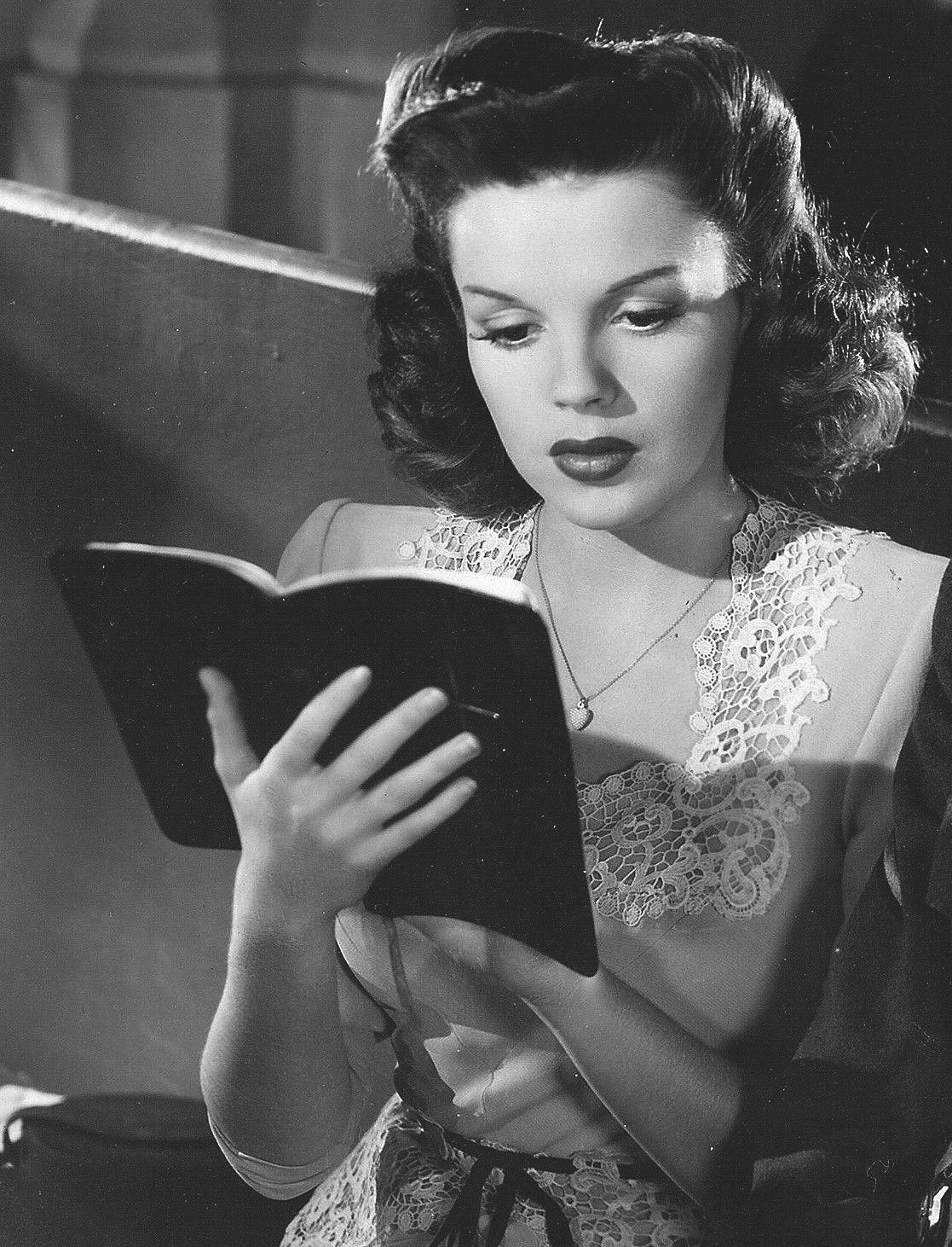 Judy Garland As Alice Mayberry In The Clock 1945 I Look At You And There Stands Love 