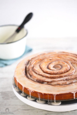 confectionerybliss:  Gooey Cinnamon Roll CakeSource: Cleobuttera
