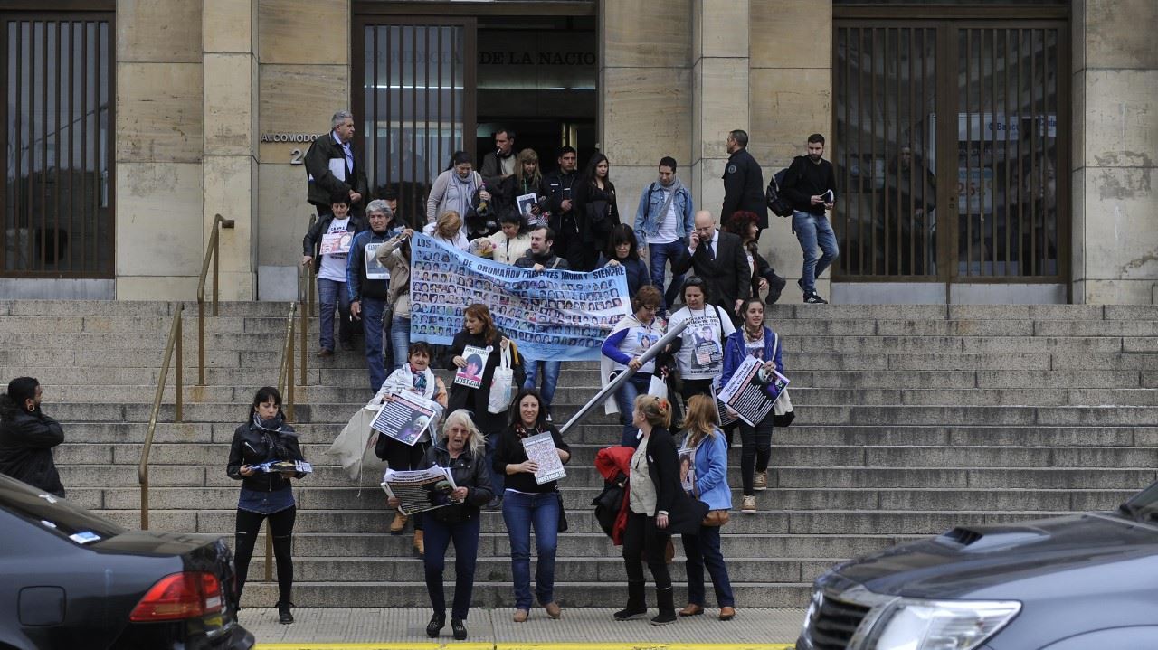 La Sala IV de la Cámara de Casación en la causa Cromañón confirmó las condenas contra los músicos de Callejeros y otros cuatro imputados por sus responsabilidades en la tragedia del 30 de diciembre de 2004 en el boliche de Once, en la que murieron...