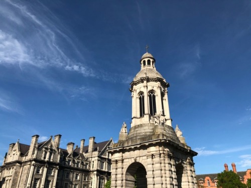 Walking through Trinity College Dublin on a nice sunny day ☀️