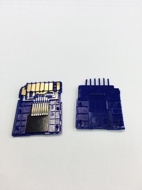 highlandvalley:  “SDカードを分解したらmicroSDが出てきた。 今年一番驚いてる http://t.co/X9Axhby1Mi”