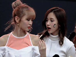 chaenqs:  mimo doing the pepero game then comes minatozaki “nowkiss!“ sana