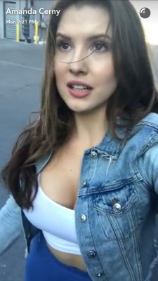 wolf-359-69:  Amanda Cerny cleavage