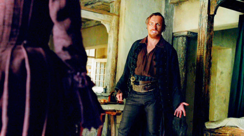 dailyjamesflint:    10 James Flint screencaps per episode | 1.07