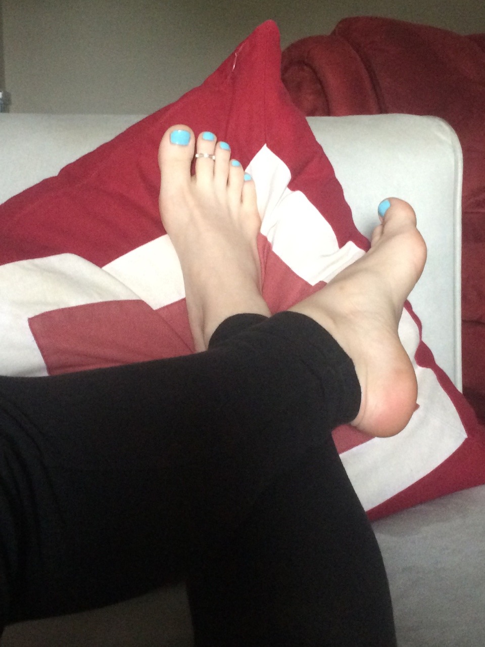 feetzhellyeah:  cute feet &lt;3 