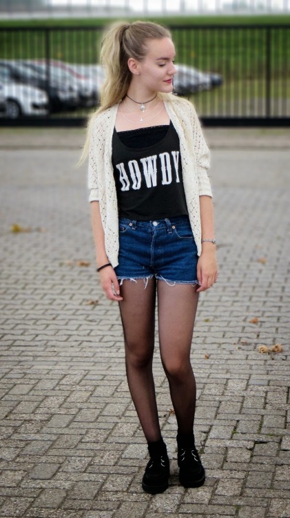 Fashionmylegs Style Picks :Submit Look Cardigan: Bershka / Shorts: Levi’s / Top: New York