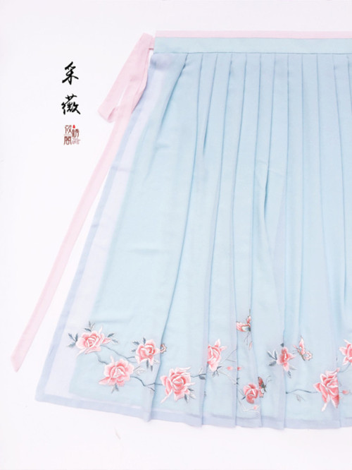 ziseviolet:fouryearsofshades: 筱绣阁Traditional Chinese Hanfu skirts.