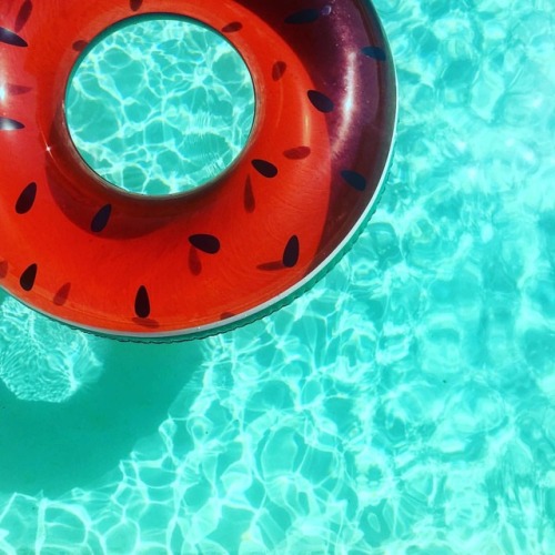 #swimmingpool #pool #water #blue #bouée #watermelon (à Estézargues)
