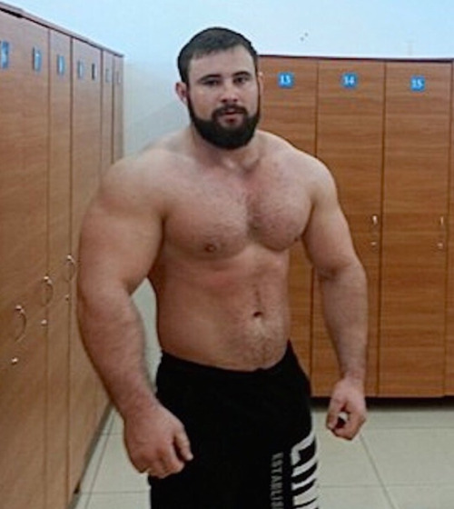 hairy-men-to-share:myfavoritemusclemen-deactivated: myfavoritemusclemen.tumblr.com/archive 