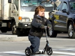 lannium:  nunsndogs:  Peter Dinklage on a