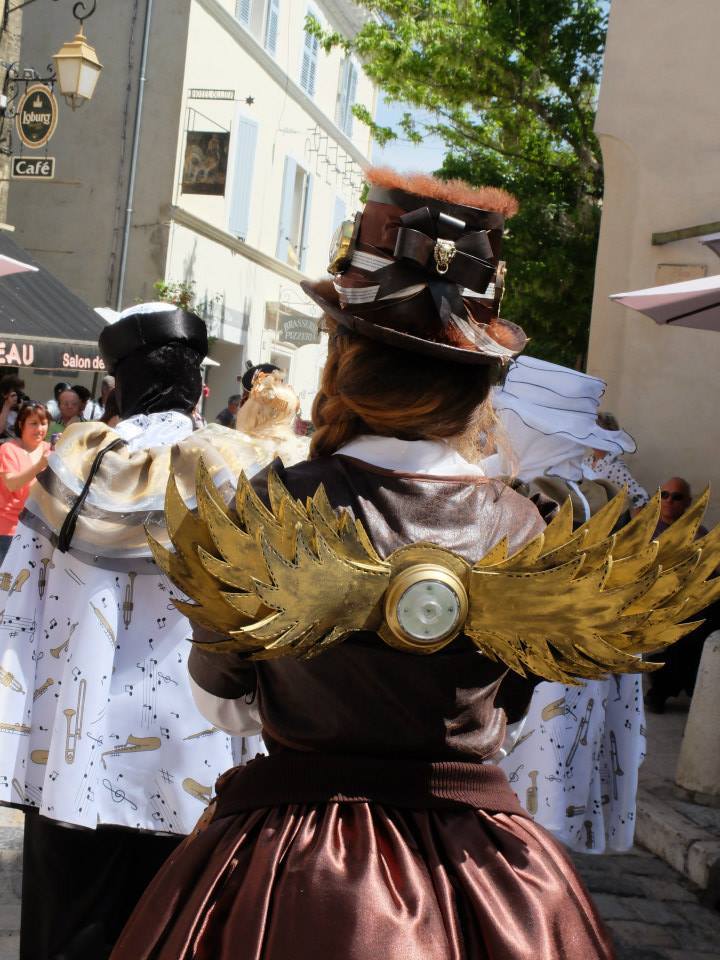 arsenicinshell:  Laetitia Goeres Vega is a super mum who made herself the costumes