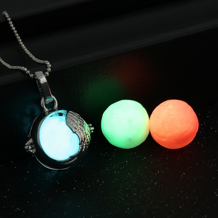 psych2go:  creepitreal666:  fairyoracle:  Glowing Luminous Beads Necklace:  001 //