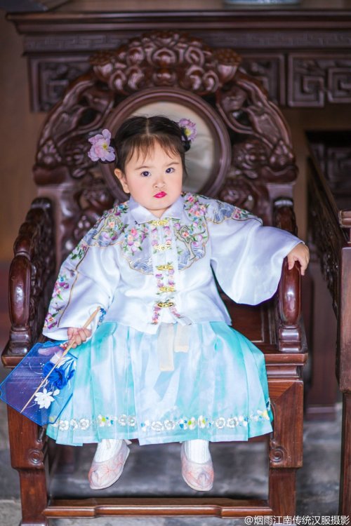 hanfugallery:little girl in traditional chinese hanfu by 烟雨江南传统汉服摄影 Upright-collar Aoqun/袄裙 from 裁云集