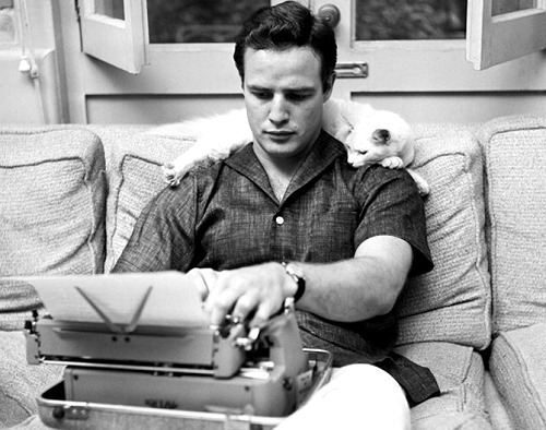 pierppasolini:  Marlon Brando and his cat, photographed by Murray Garrett, 1954. 