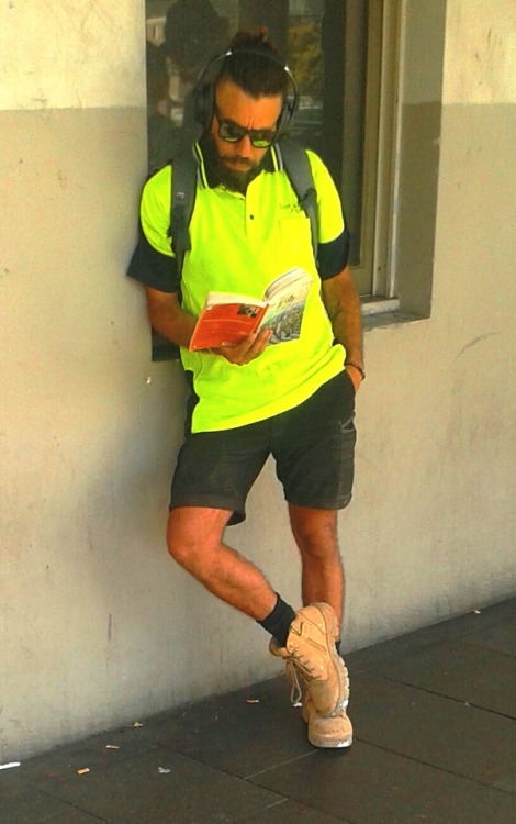 tradiewatch: Tradie in the street after work