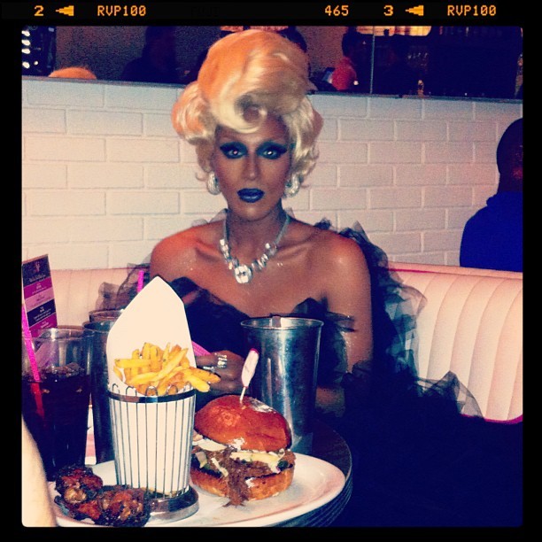honeymahogany:  How a girl keeps her figure.