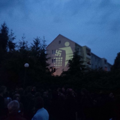 wir-sind-alle-illegal:  Knapp 500 Menschen haben sich heute hier (Freital, eine kleine braune Stadt) versammelt um mit den Refugees zu tanzen und Solidarität zu zeigen. Natürlich in Begleitung der Antilopen Gang.