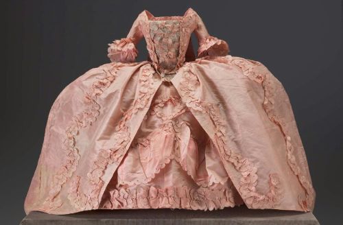 ornamentedbeing:Museums of Fine Arts, BostonDoll’s dress in two parts18th centuryI will hate this dr