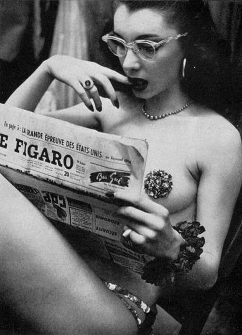 asloversdrown:showgirl backstage ////Moulin Rouge, Paris [1956]