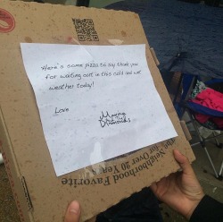 marinasdiamondheart:  She also sent pizza to the fans in line for the show :-) 