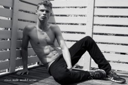 model-hommes:  Simon Blom for Male Model Scene. PH: Jonas Huckstorf.