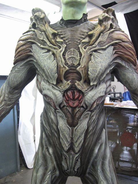 From “Predators” (2010), the “River Ghost”. #MonsterSuitMonday Photos show actor Carey Jones relaxin