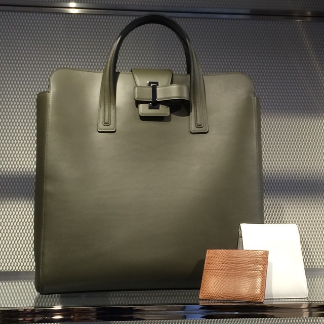 A chic business shopper and wallets at Delvaux, the world’s oldest fine leather luxury goods company. #boleromagazin #boleromagazine #boleromen #lhebdomen #delvaux #leathergoods #luxuryleather #pfw #paris #fashionweek #chicbags #instastyle...