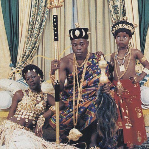 blackgirlsinlove:fckyeahprettyafricans:Ghanaian chief with his Queen and child a Royal family 