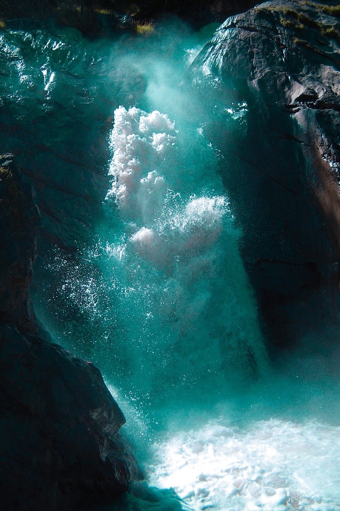 r2–d2:
“ Waterfall by (iUrs )
”