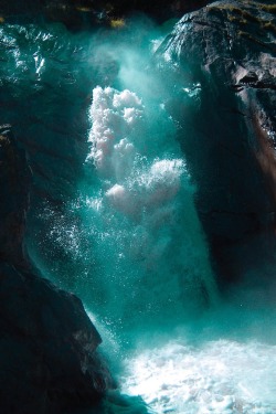 r2&ndash;d2:  Waterfall by (iUrs ) 