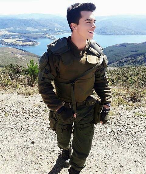 bi-chileanboys: kakoyquepasa: Gracias carabinero por cuidarnos siempre ❤️