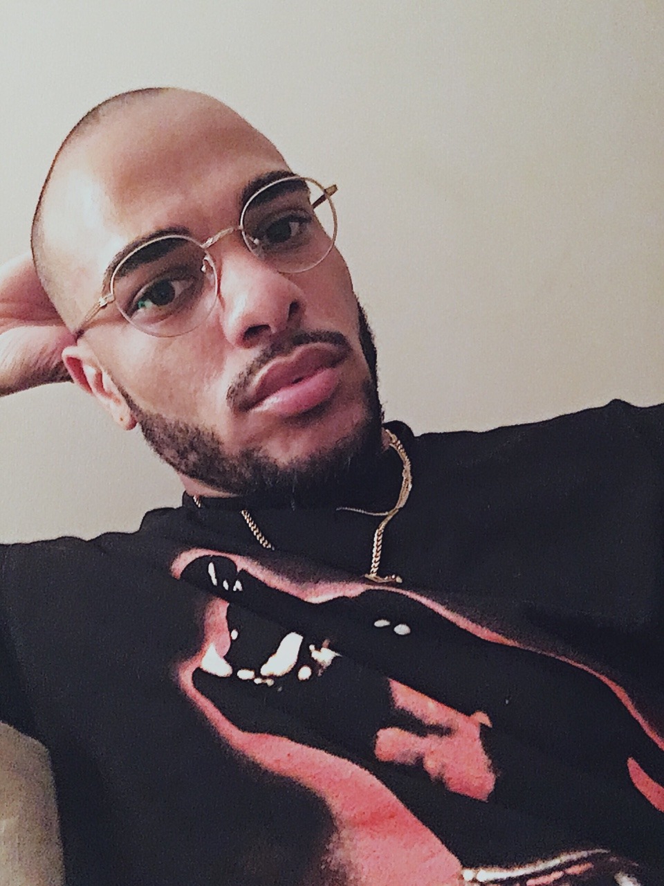 Lets just start an endless line of black selfies. Reblog with a selfie. 