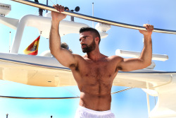 spanishcocks:  Impresionante Dario Owen, modelo y escort de Barcelona. Además de estar tremendo menudo pollón se gasta el tio! 