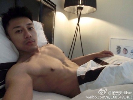 alecleu: mantop106910:  中國名媛圈的高.帥.富.大露他性感的大屌…杨贺天tiikun  哈哈 