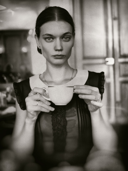 adriannina: Lyoka, having a hot cup of tea at Chateau Versailles. 