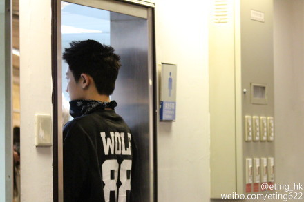 12exoterrestrials:  There were too many fans outside the toilet so Chanyeol placed himself at the door so that fans couldn’t take any photos of his members inside. Sweet. cr. eting_hk 