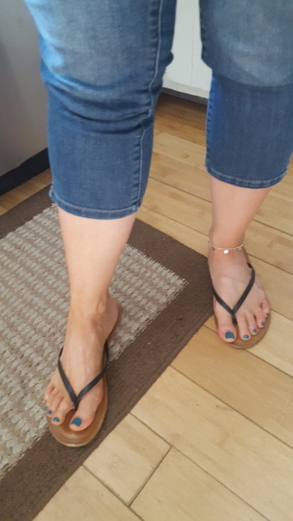 myprettywifesfeet: My pretty wifes feet looking adorable with her anklet and flip flops on please co