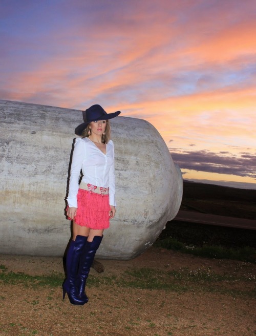 Fashion blogger dolcevirginia in Zetts skirt, Maripaz over the knee boots and Zara Hat/SombreroSourc